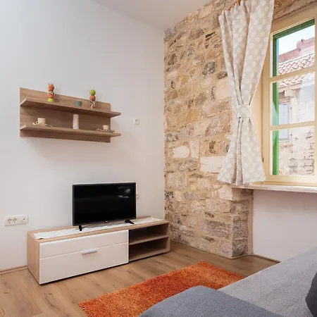 Lux Cindro In Center