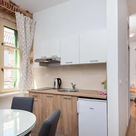 Lux Cindro In Center Split