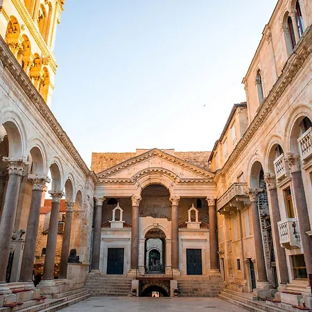 Lux Cindro In Center 스플리트